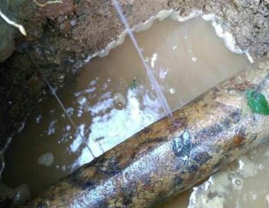 吉首楼顶渗水维修公司分享下地暖漏水的原因及检测方法。